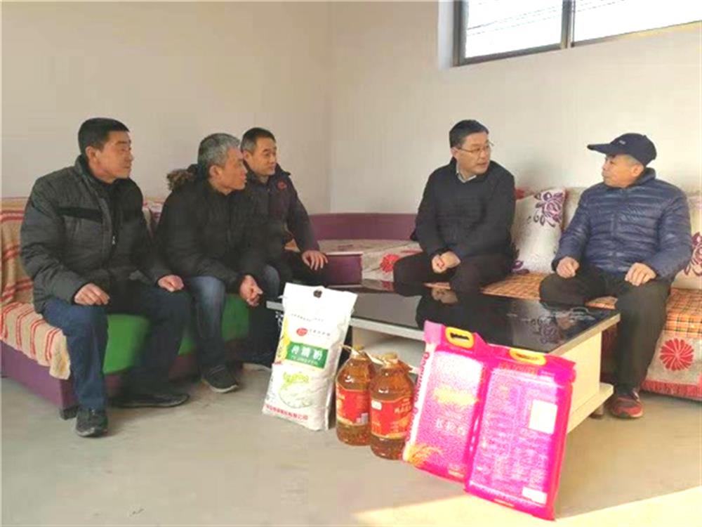 bevictor伟德集团节前走访慰问第一书记任职村困难群体
