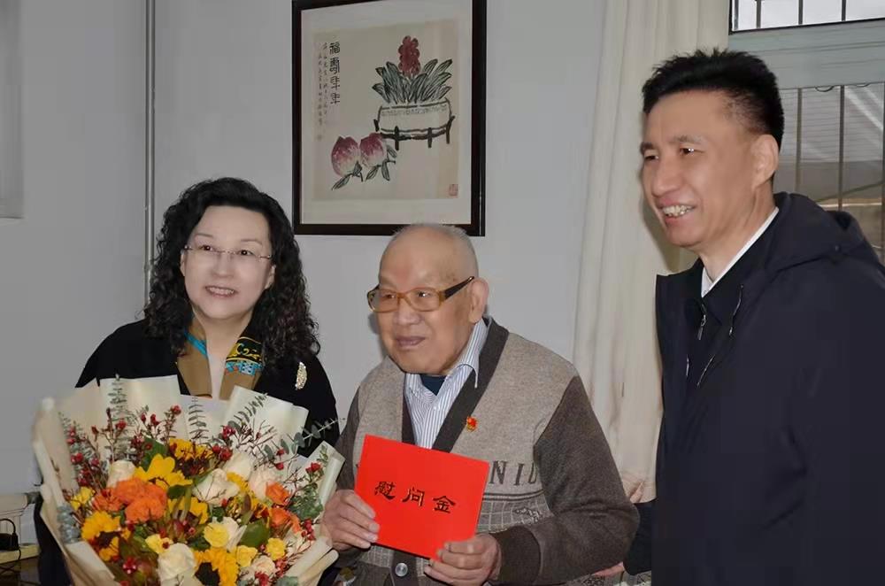 bevictor伟德集团党委副书记、总经理黄蓓走访慰问离休老干部、老党员